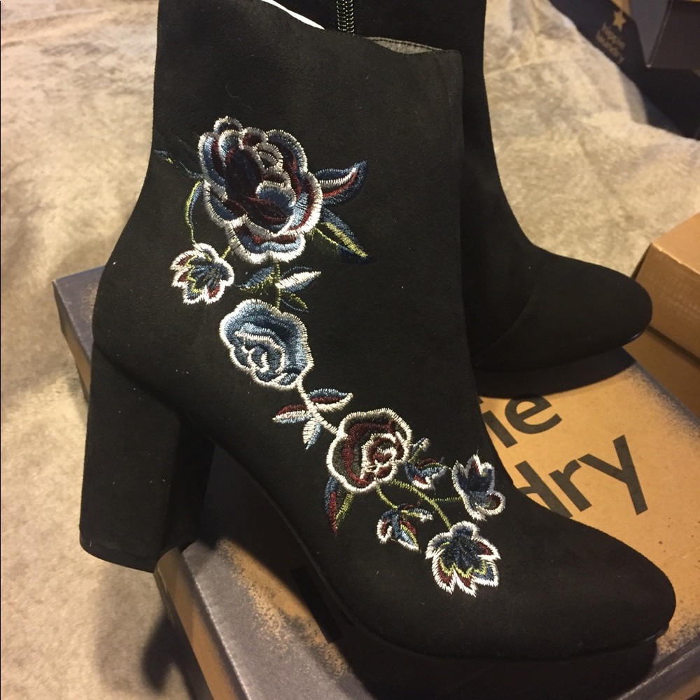 Hippie Laundry NWT 9.5 Black Embroidered Boots